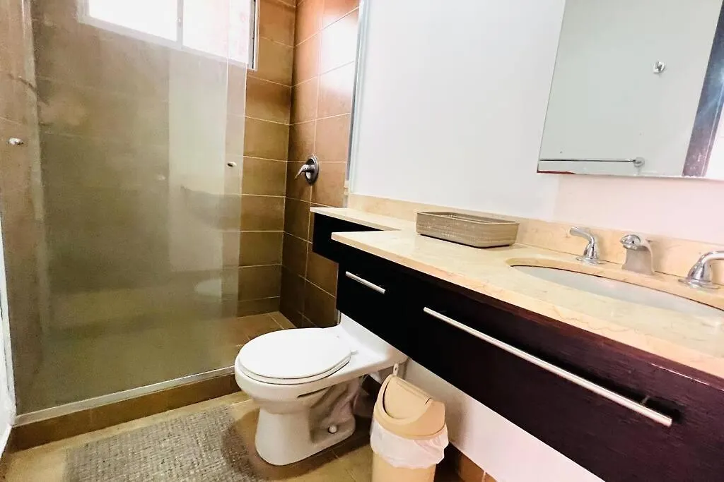 Departamento De Lujo, Republica De El Salvador, Junto Al Hotel Sheraton, 2 Dormitorios, Wiffi Y Parking Free Quito 0*,  Ecuador