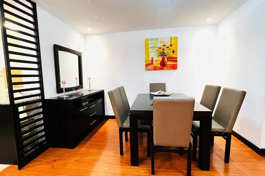 Departamento De Lujo, Republica De El Salvador, Junto Al Hotel Sheraton, 2 Dormitorios, Wiffi Y Parking Free Quito Ecuador