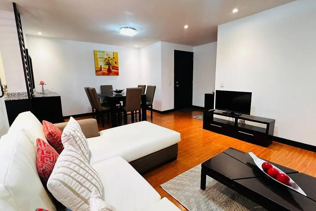 Departamento De Lujo, Republica De El Salvador, Junto Al Hotel Sheraton, 2 Dormitorios, Wiffi Y Parking Free Quito 0*,  Ecuador
