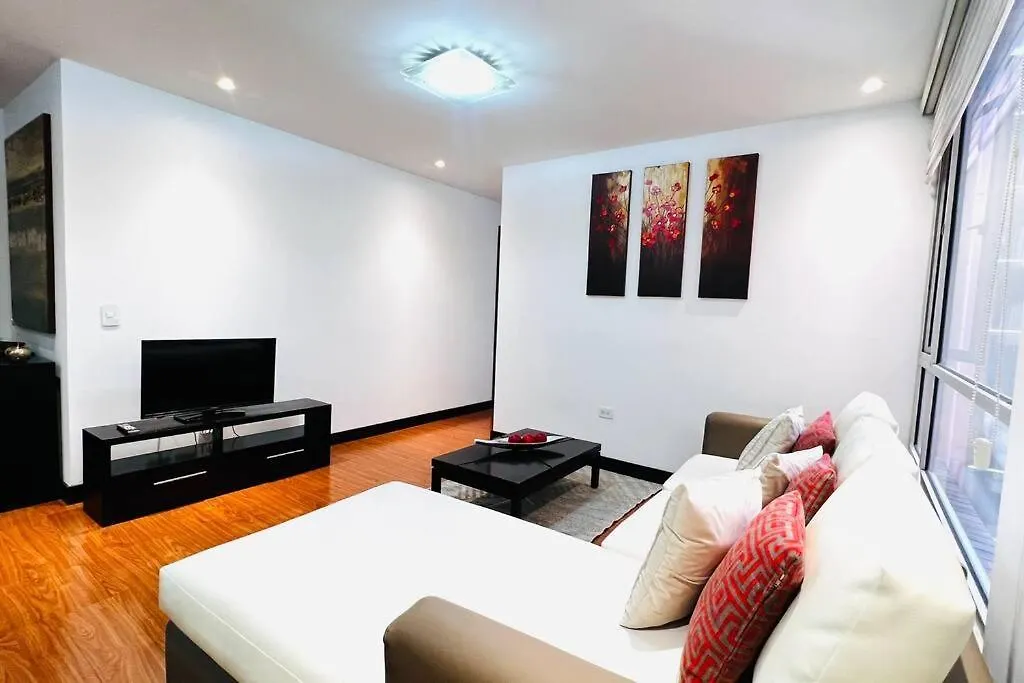 Departamento De Lujo, Republica De El Salvador, Junto Al Hotel Sheraton, 2 Dormitorios, Wiffi Y Parking Free Quito 0*,
