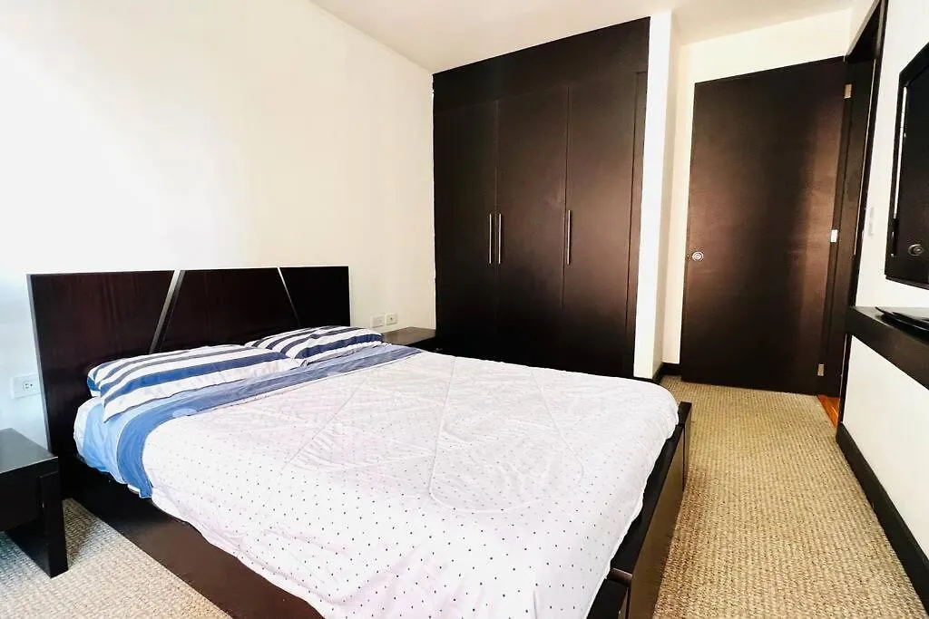 Apartament Departamento De Lujo, Republica De El Salvador, Junto Al Hotel Sheraton, 2 Dormitorios, Wiffi Y Parking Free Quito