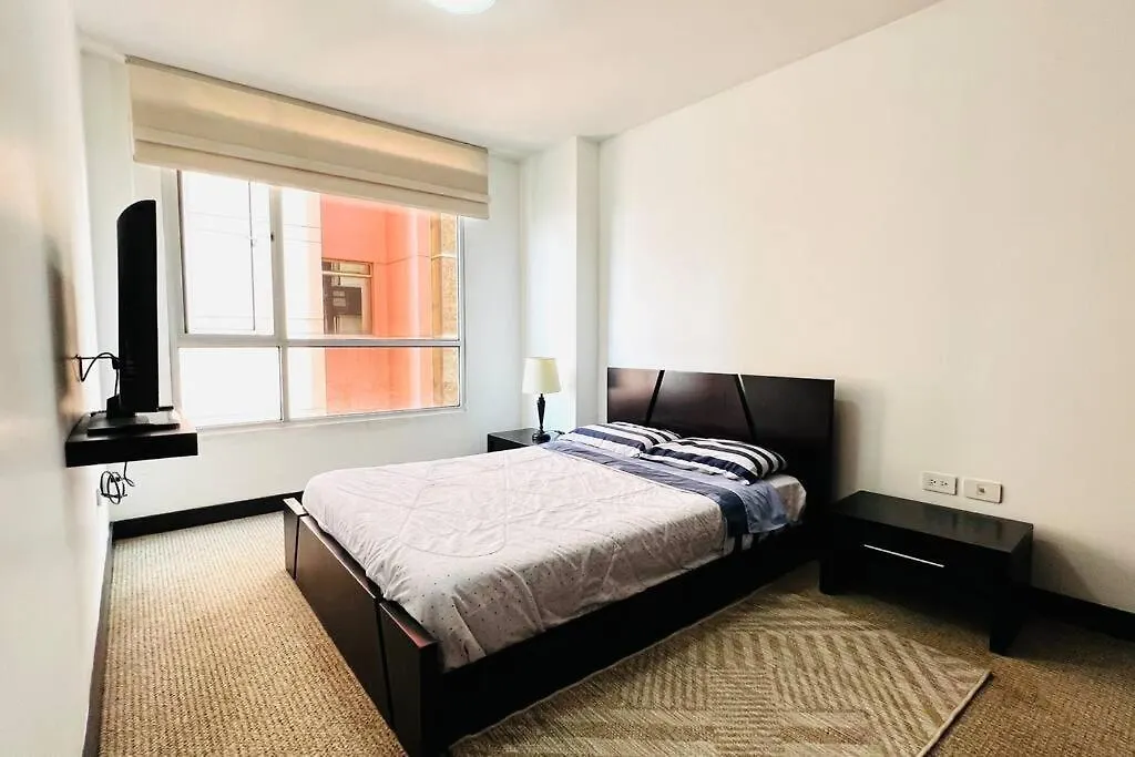 Departamento De Lujo, Republica De El Salvador, Junto Al Hotel Sheraton, 2 Dormitorios, Wiffi Y Parking Free Quito 0*,