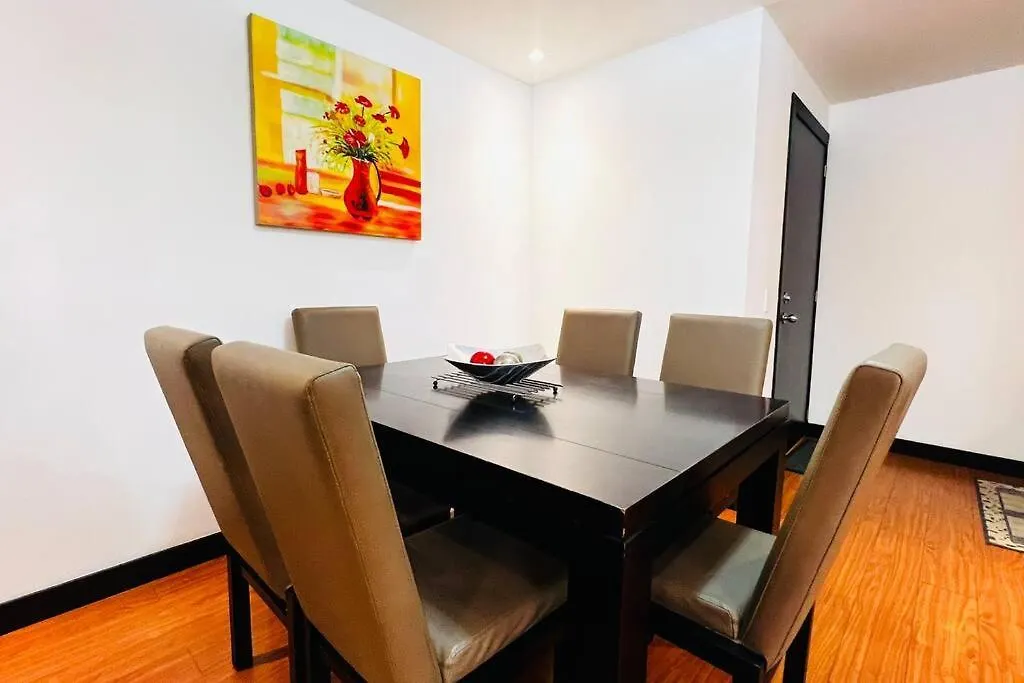 Departamento De Lujo, Republica De El Salvador, Junto Al Hotel Sheraton, 2 Dormitorios, Wiffi Y Parking Free Quito Ekwador