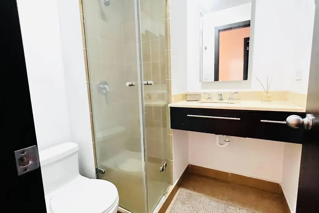 Apartament Departamento De Lujo, Republica De El Salvador, Junto Al Hotel Sheraton, 2 Dormitorios, Wiffi Y Parking Free Quito Ekwador